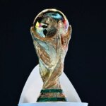 Táto fotografia zobrazuje trofej majstrovstiev sveta vo futbale 2026 pred žrebovaním majstrovstiev sveta vo futbale 2026 a európskeho žrebu play-off a turnaja play-off v FIFA's Home of Football v Zürichu 20. novembra 2025. (Foto: Fabrice COFFRINI / AFP) (Foto: FABRICE Images Getty COFFRINI)