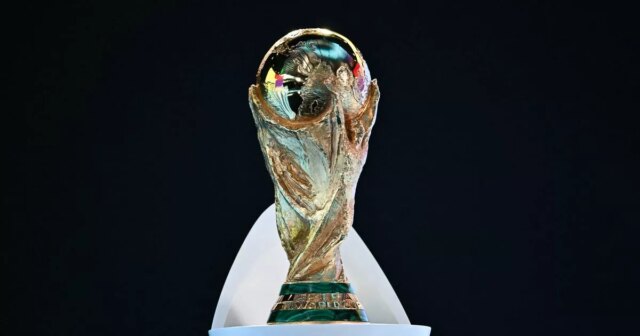 Táto fotografia zobrazuje trofej majstrovstiev sveta vo futbale 2026 pred žrebovaním majstrovstiev sveta vo futbale 2026 a európskeho žrebu play-off a turnaja play-off v FIFA's Home of Football v Zürichu 20. novembra 2025. (Foto: Fabrice COFFRINI / AFP) (Foto: FABRICE Images Getty COFFRINI)