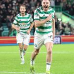 James Forrest oslavuje tretí gól Celticu proti Aberdeenu na ihrisku Parkhead
