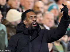 Keltskí šéfovia pevne stoja za Wilfriedom Nancym… ako zdroje z Parkhead odmietajú špekulácie, že klub sa chystajú zbaviť sužovaného manažéra Nancy gestikuluje svojim hráčom Celticu počas stredajšej prehry 2:1 na ihrisku Tannadice