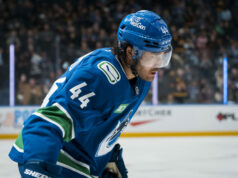 Kiefer Sherwood z Canucks znovu navštevuje svoje ikonické prehliadky tela Kiefer Sherwood z Canucks znovu navštevuje svoje ikonické prehliadky tela