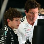 Max Verstappen strieka šampanské na Kimiho Antonelliho na pódiu Veľkej ceny Brazílie F1 - Zdroj: Getty