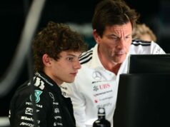 Kimi Antonelli sa stáva zraniteľným kvôli hrubej záplate F1 a zásahu Tota Wolffa Max Verstappen strieka šampanské na Kimiho Antonelliho na pódiu Veľkej ceny Brazílie F1 - Zdroj: Getty