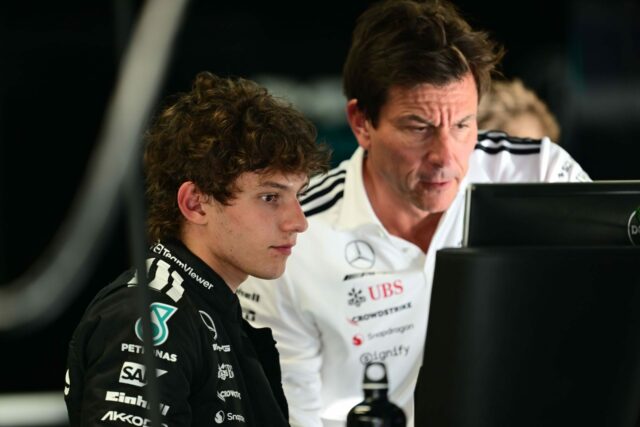 Max Verstappen strieka šampanské na Kimiho Antonelliho na pódiu Veľkej ceny Brazílie F1 - Zdroj: Getty