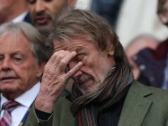 Klub Sira Jima Ratcliffa vidí hráčov, ktorí sú na dovolenke po tom, čo ich vlastní fanúšikovia udeřili Sir Jim Ratcliffe reaguje na tribúne