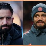 Kobbie Mainoo sa rozcvičuje na Man Utd