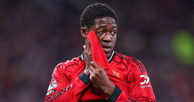 Kobbie Mainoo počas zápasu Premier League medzi Manchestrom United a Bournemouthom na Old Trafford. 