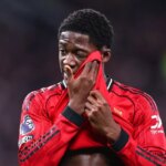 Kobbie Mainoo si utiera tvár.