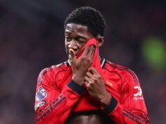Kobbie Mainoo povedal, aby „vypadol“ z Man Utd uprostred rozhovorov o prestupe po dosiahnutí dohody Kobbie Mainoo si utiera tvár.