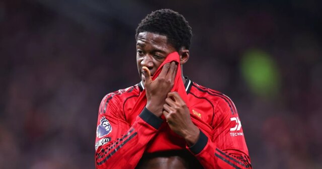 Kobbie Mainoo povedal, aby "vypadol" z Man Utd uprostred rozhovorov Kobbie Mainoo si utiera tvár.