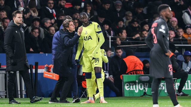 Kolo Muani podporuje Franka uprostred ťažkej jazdy Tottenhamu Kolo Muani podporuje Franka uprostred ťažkej jazdy Tottenhamu