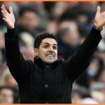 Jurrien Timber v akcii za Arsenal proti Aston Ville