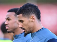 Kompletná zostava Arsenalu pre Brentford bola odhalená, keď sa ozvali William Saliba a Leandro Trossard William Saliba počas rozcvičky.