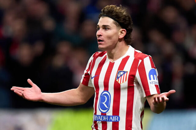 Komplexný scenár, ktorý by ešte mohol priviesť Juliana Alvareza do Barcelony
