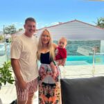 Rugbyová komunita v Newcastle bola zničená tragickým a náhlym úmrtím milovaného otca a partnera Sama Morgana (na snímke s jeho snúbenicou Chloe Mills a synom Rímom)