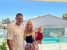 Komunita Footy je otrasená náhlou smrťou hráča a otca (29), po tom, čo spočiatku nevykazoval žiadne príznaky veľmi zriedkavého ochorenia Rugbyová komunita v Newcastle bola zničená tragickým a náhlym úmrtím milovaného otca a partnera Sama Morgana (na snímke s jeho snúbenicou Chloe Mills a synom Rímom)