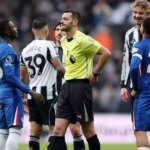 Rozhodca Andy Madley čaká na rozhodnutie VAR počas zápasu Newcastle United vs Chelsea