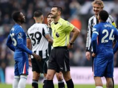 Kontroverzia medzi Newcastlom a Chelsea, pretože VAR podporuje rozhodnutie neudeliť trest za kamenný múr Rozhodca Andy Madley čaká na rozhodnutie VAR počas zápasu Newcastle United vs Chelsea