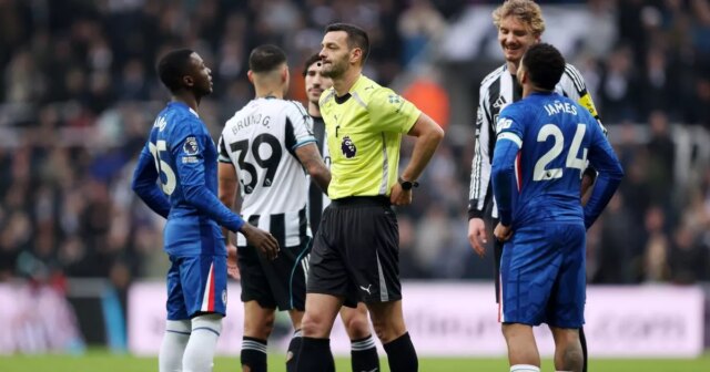   Rozhodca Andy Madley čaká na rozhodnutie VAR počas zápasu Newcastle United vs Chelsea