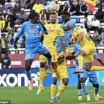 Lopta preletí ponad hlavu obrancu Beninu Oliviera Verdona skôr, ako sa zdá, že pristane na ruke kapitána Konžskej demokratickej republiky Chancela Mbembu neskoro v zápase.