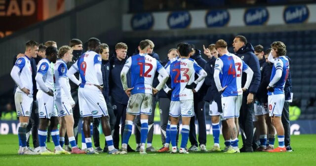 Manažér Blackburn Rovers Valerien Ismael hovorí so svojimi hráčmi po zápase Sky Bet Championship medzi Blackburn Rovers a Ipswich Town v Ewood Parku. 