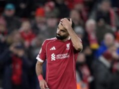 Kráľ Kop Mo Salah si vytiahol trón spod seba a padol na tvár Kráľ Kop Mo Salah si vytiahol trón spod seba a padol na tvár