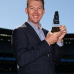 Austrálska legenda rýchleho bowlingu Brett Lee je na snímke po tom, ako bol v nedeľu uvedený do austrálskej kriketovej siene slávy.