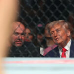 Americký bojovník zmiešaných bojových umení Jon Jones (vpravo) víta írskeho bojovníka Conora McGregora (vľavo) počas slávnostného váženia pred Jonesovým zápasom o titul v ťažkej váhe UFC 285 proti francúzskemu bojovníkovi zmiešaných bojových umení Ciryl Gane v MGM Garden Arene v Las Vegas, Nevada 3. marca 2023. - Patrick/Jones bude bojovať o titul Ciryl Gane z Francúzska na jeseň 4. marca. AFP) (Foto PATRICK T. FALLON/AFP cez Getty Images)