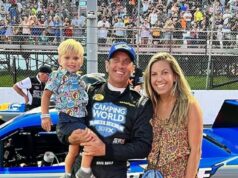 Kto je Greg Biffle? Veľký NASCAR, ktorý bol v lietadle, ktoré havarovalo v Severnej Karolíne s manželkou a deťmi Biffle (55) je videný s manželkou Christinou a synom Ryderom Jackom, ktorý sa narodil v roku 2023.