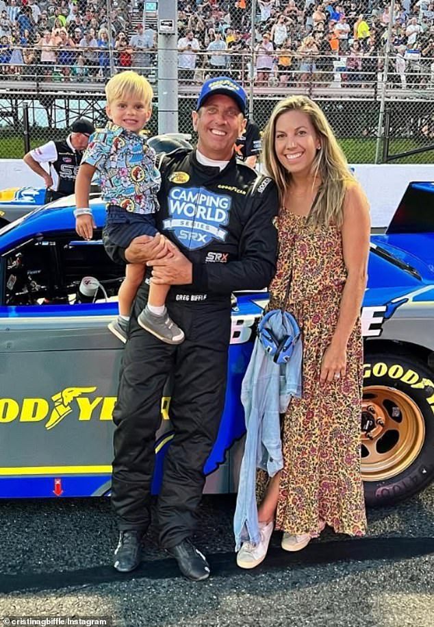 Kto je Greg Biffle? Veľký NASCAR, ktorý bol v lietadle, Biffle (55) je videný s manželkou Christinou a synom Ryderom Jackom, ktorý sa narodil v roku 2023.