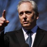 Prezident Donald Trump a krypto cár Bieleho domu David Sacks hovoria na samite o digitálnych aktívach Bieleho domu (obrázok cez Getty)