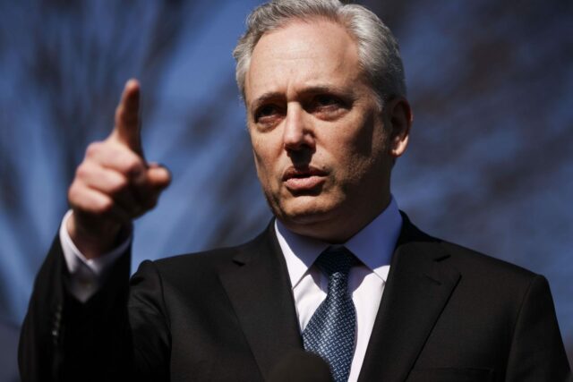 Prezident Donald Trump a krypto cár Bieleho domu David Sacks hovoria na samite o digitálnych aktívach Bieleho domu (obrázok cez Getty)