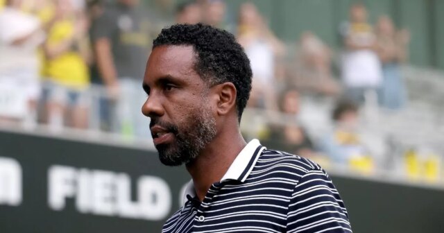 Kto je novým manažérom Celticu Wilfried Nancy ako nástupca Brendana Wilfried Nancy stojaci na dotykovej linke.