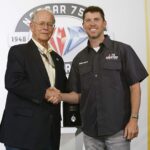 Predseda NASCAR Jim France (L) a spolumajiteľ 23XI Racing Michael Jordan. Zdroj: Getty Images