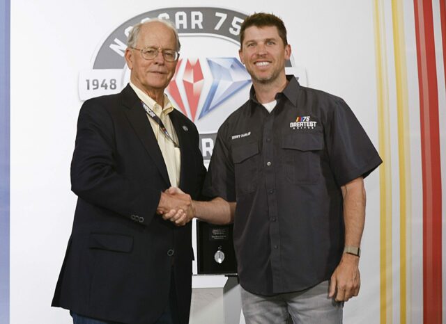 Kto sa stal víťazom v súboji 23XI-FRM vs. NASCAR po Predseda NASCAR Jim France (L) a spolumajiteľ 23XI Racing Michael Jordan. Zdroj: Getty Images