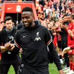 Divock Origi prechádzal čestnou strážou na konci zápasu Premier League medzi Liverpoolom a Wolverhampton Wanderers na Anfielde.