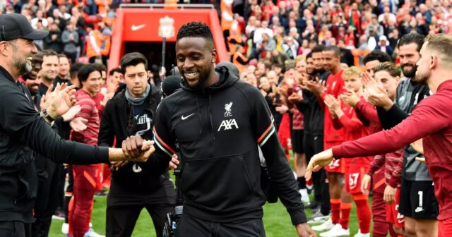 Divock Origi prechádzal čestnou strážou na konci zápasu Premier League medzi Liverpoolom a Wolverhampton Wanderers na Anfielde. 