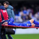 Takumi Minamino si drží zranené koleno