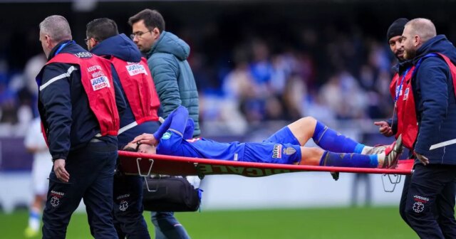 Takumi Minamino si drží zranené koleno