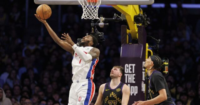Lakers implodovali proti Pistons a prehrali v deň narodenín LeBrona Jamesa
