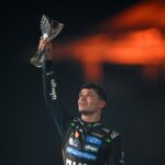 Lando Norris oslavuje po Veľkej cene Abú Zabí - Zdroj: Getty