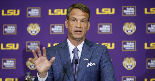 Lane Kiffin z LSU povedal, že Ole Miss ho chce Lane Kiffin z LSU povedal, že Ole Miss ho chce pre CFP. Nie je to tak, hovoria niektorí