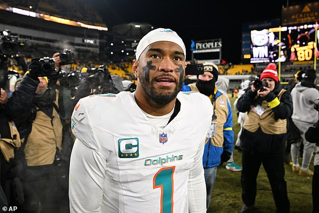 Lavička Miami Dolphins Tua Tagovailoa, keď Mike McDaniel premieňa svojho Miami Dolphins sú na lavičke začínajúceho rozohrávača Tua Tagovailoa po štarte 6-8