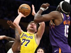 LeBron sa vracia, no Suns prerušili sériu siedmich víťazstiev Lakers LeBron sa vracia, no Suns prerušili sériu siedmich víťazstiev Lakers