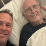 Anglická kriketová legenda Michael Vaughan (vľavo) zverejnil srdcervúcu poctu svojmu zosnulému otcovi