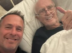 Legenda England Ashes Michael Vaughan zverejňuje srdcervúcu poctu svojmu zosnulému otcovi po tom, čo sa rútil domov z Austrálie, aby bol pri jeho posteli Anglická kriketová legenda Michael Vaughan (vľavo) zverejnil srdcervúcu poctu svojmu zosnulému otcovi