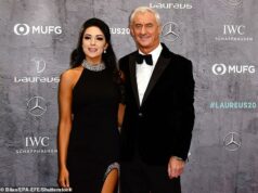 Legenda Liverpoolu Ian Rush (64) prezradil, že bol hospitalizovaný a bál sa smrti so superchrípkou po tom, čo doma skolaboval, než ho zachránila jeho snúbenica. Ian Rush sa poďakoval svojej snúbenici Carol Anthony (vľavo) za to, že bola po jeho boku po zdravotných problémoch začiatkom tohto mesiaca.