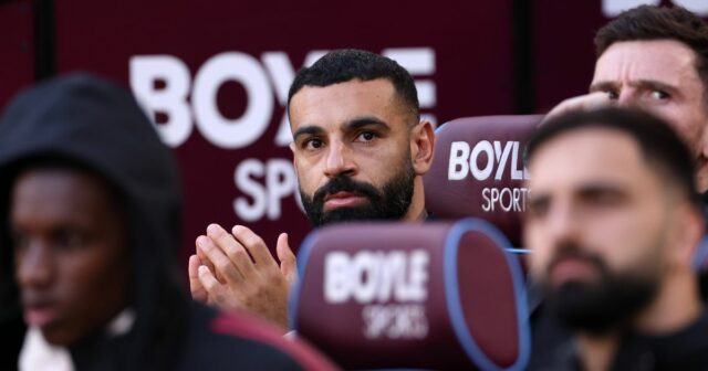 Legenda Liverpoolu nalieha na Arneho Slotu, aby ponechal Mohameda Salaha Mohamed Salah z Liverpoolu tlieska z lavičky počas zápasu Premier League medzi West Ham United a Liverpoolom na londýnskom štadióne