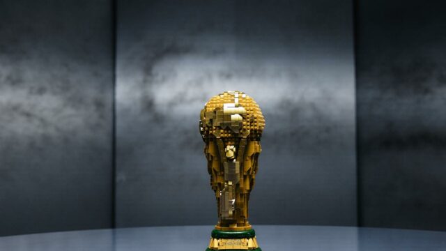 Lego uvedie na trh trofej Svetového pohára v životnej veľkosti Lego uvedie na trh trofej Svetového pohára v životnej veľkosti ako súčasť dohody FIFA