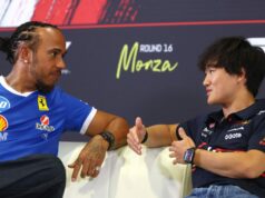 Lewis Hamilton chce v Red Bulle urobiť vážne zmeny po zlyhaní „úžasného jazdca“ Yukiho Tsunodu Lewis Hamilton zo Scuderie Ferrari a Isack Hadjar z Racing Bulls na okruhu Albert Park. Zdroj: Getty